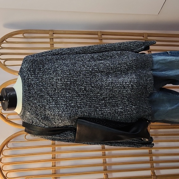 Ellen Tracy black marled sweater L knit crewneck hi lo hem black white comfy - Picture 2 of 14